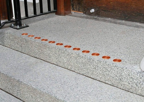 Tactile indicators: Warning floor indicators  